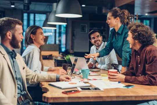 Groupe de personnes travaillant ensemble